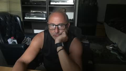 daddy vegas  for single women and couples here online show from July 9, 2:15 am
