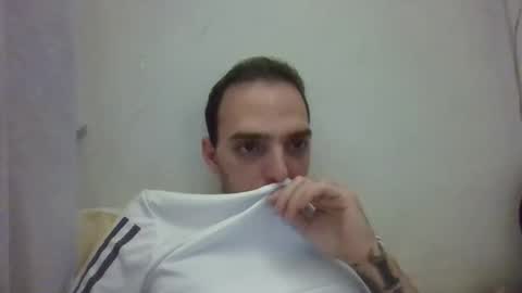 Snapshot of 6sundros chatting on October 19, 3:00 am Suny online show from October 19, 3:00 am