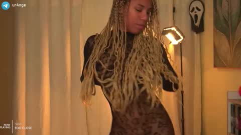 Snapshot of _angeleyes chatting on October 31, 11:05 pm Angie - online show from October 31, 11:05 pm