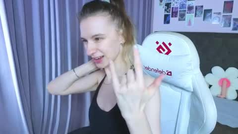 _ash_leyy_ online show from April 24, 1:29 am