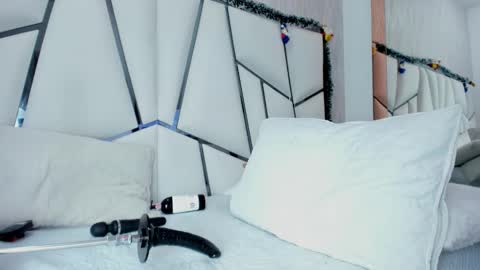 Aura online show from November 30, 4:30 am