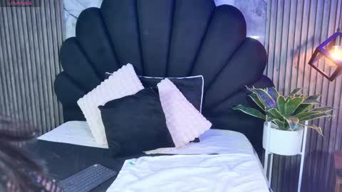 _charlotte_queen_ online show from May 4, 1:50 pm
