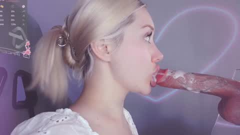 Snapshot of _chatur_babe chatting on December 11, 4:20 pm Angelina online show from December 11, 4:20 pm