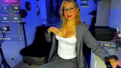  cristal ayala online show from April 29, 12:15 am