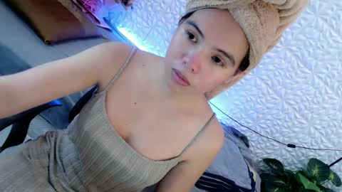 HI LOVE IM ESABEL online show from July 6, 10:45 am