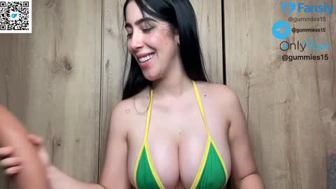 Snapshot of _gummies15 chatting on October 2, 2:21 am sara online show from October 2, 2:21 am