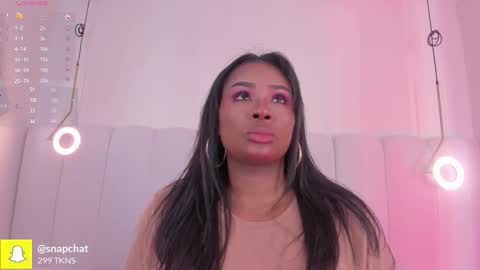Snapshot of _huge_boobs_ebony chatting on October 21, 8:12 pm Darlis online show from October 21, 8:12 pm