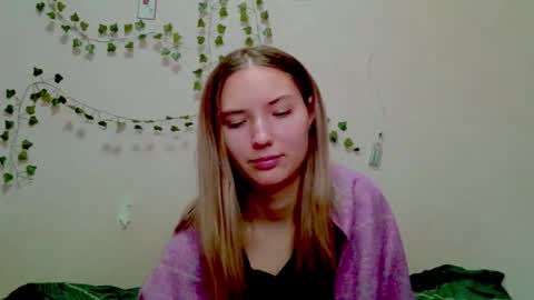 _kikiclark_ online show from November 22, 8:40 pm