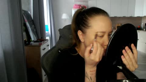 _lalune_ online show from April 25, 8:27 am