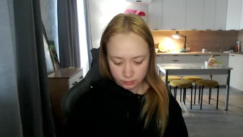 _lalune_ online show from May 3, 4:07 am