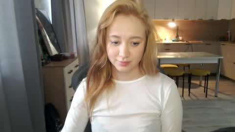 _lalune_ online show from April 29, 10:53 am