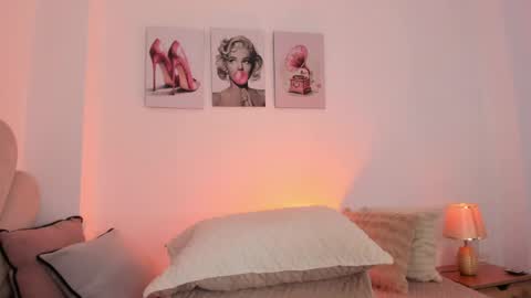 _luuciana_ online show from May 1, 4:50 am