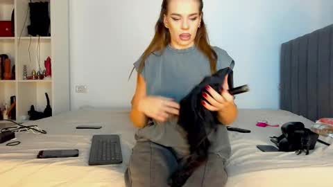 AstrideVonTeese online show from November 6, 6:11 pm