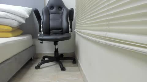 _molly_rosse_ online show from April 23, 12:02 pm