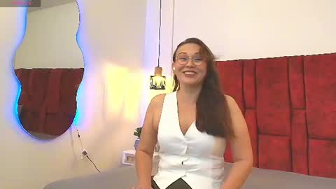 _monaliza_ online show from June 15, 12:19 pm
