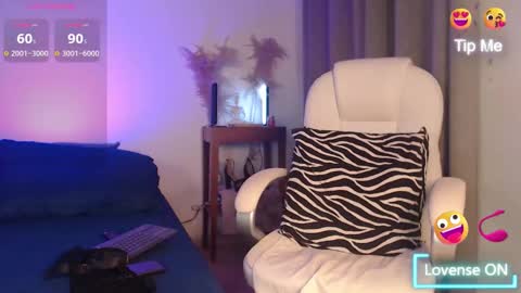 Naia Ross online show from November 8, 8:45 pm