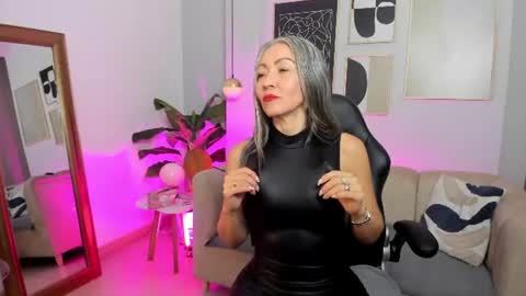 _nicoletteshea_ online show from June 22, 9:44 pm