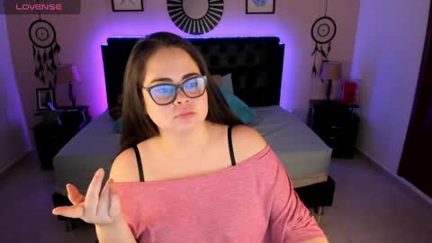 Olivia jones online show from July 8, 12:30 pm