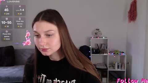 Snapshot of _pinkypie__ chatting on October 15, 9:43 am Lili online show from October 15, 9:43 am