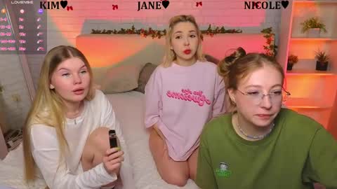 Merlizz Eva Jane Mila Nicole  left to right  online show from May 1, 8:36 pm