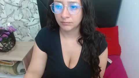 _saraximena_ online show from June 4, 6:19 am