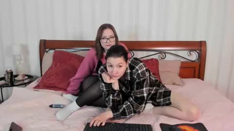 Snapshot of _t_a_t_u chatting on October 13, 1:13 pm Tina redhead and Mandy brunette online show from October 13, 1:13 pm