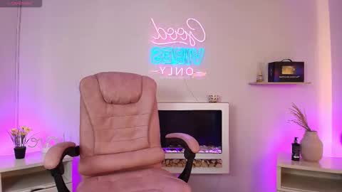 Evelyn online show from February 10, 8:12 pm