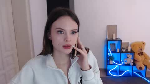 a_ariella_ online show from November 17, 1:46 pm