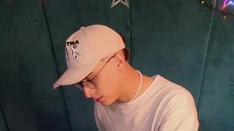 Aaron Ezequiel online show from December 13, 9:54 pm