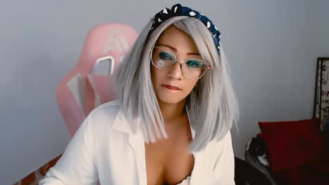 May  Imstagram  online show from February 4, 4:39 pm