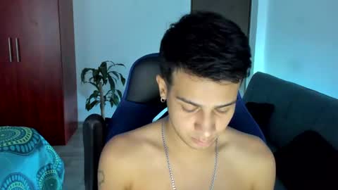 Independence model AbelAsburgo online show from November 15, 11:01 am