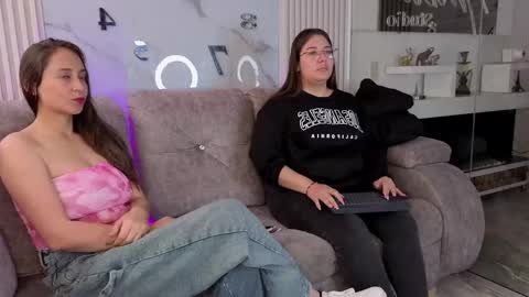 abella_as_ online show from April 24, 2:19 pm