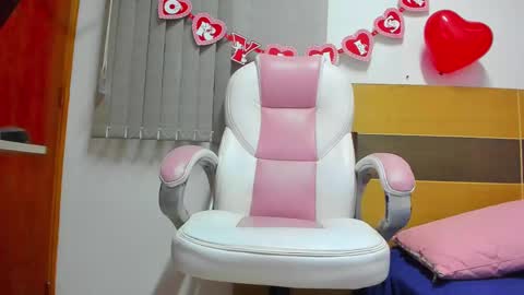 Snapshot of abiigail_fox chatting on February 12, 3:07 am Abigail online show from February 12, 3:07 am