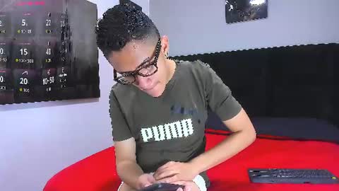 adam_walker_1 online show from July 28, 4:39 pm