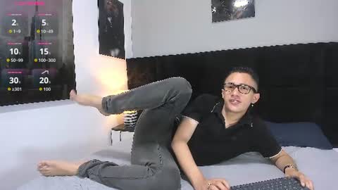 adam_walker_1 online show from June 21, 4:35 pm