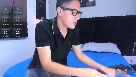 adam_walker_1 online show from July 25, 3:32 pm