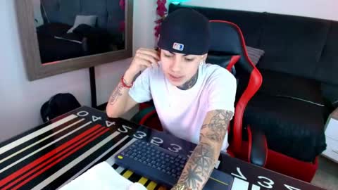 AdamsWalkerr  online show from April 25, 2:14 pm