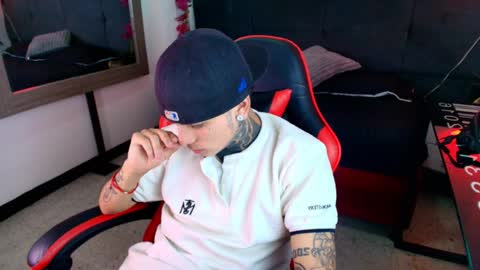 AdamsWalkerr  online show from April 29, 2:33 pm