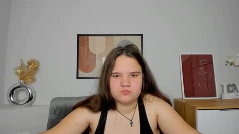 Snapshot of adelecruzz chatting on March 3, 1:34 pm adelecruzz online show from March 3, 1:34 pm