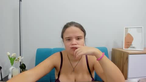 Snapshot of adelecruzz chatting on October 11, 7:35 am adelecruzz online show from October 11, 7:35 am