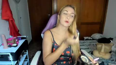 Adriana Paredes  online show from June 18, 11:48 am