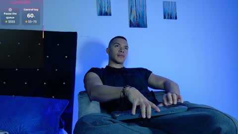 adriel_escalante online show from April 24, 2:13 am