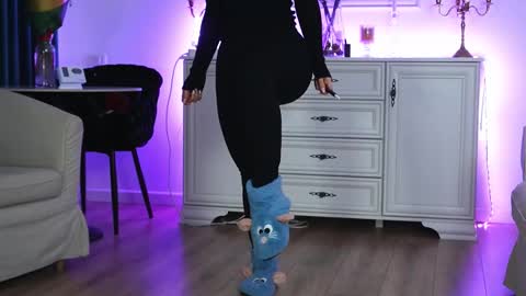 Aelia online show from February 8, 6:33 pm