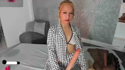 Agatadelphine online show from June 24, 1:29 pm