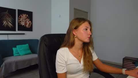Agelina Lilly Laura online show from August 3, 9:04 am