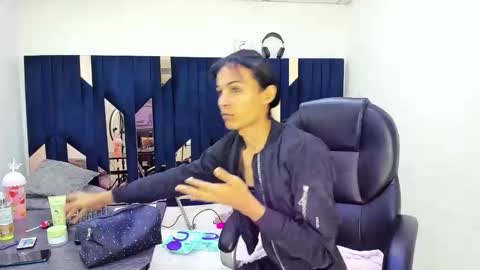 aisha_hotts777 online show from April 29, 3:44 am