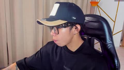 akazaboy online show from May 6, 5:46 am