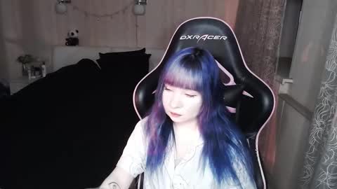 akirahartyx online show from January 13, 4:04 pm