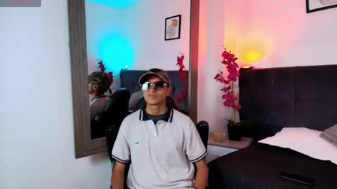 alan_colthon online show from April 18, 2:35 am