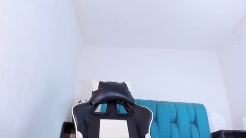 Snapshot of alannaughty_ chatting on February 12, 7:02 am alannaughty_ online show from February 12, 7:02 am